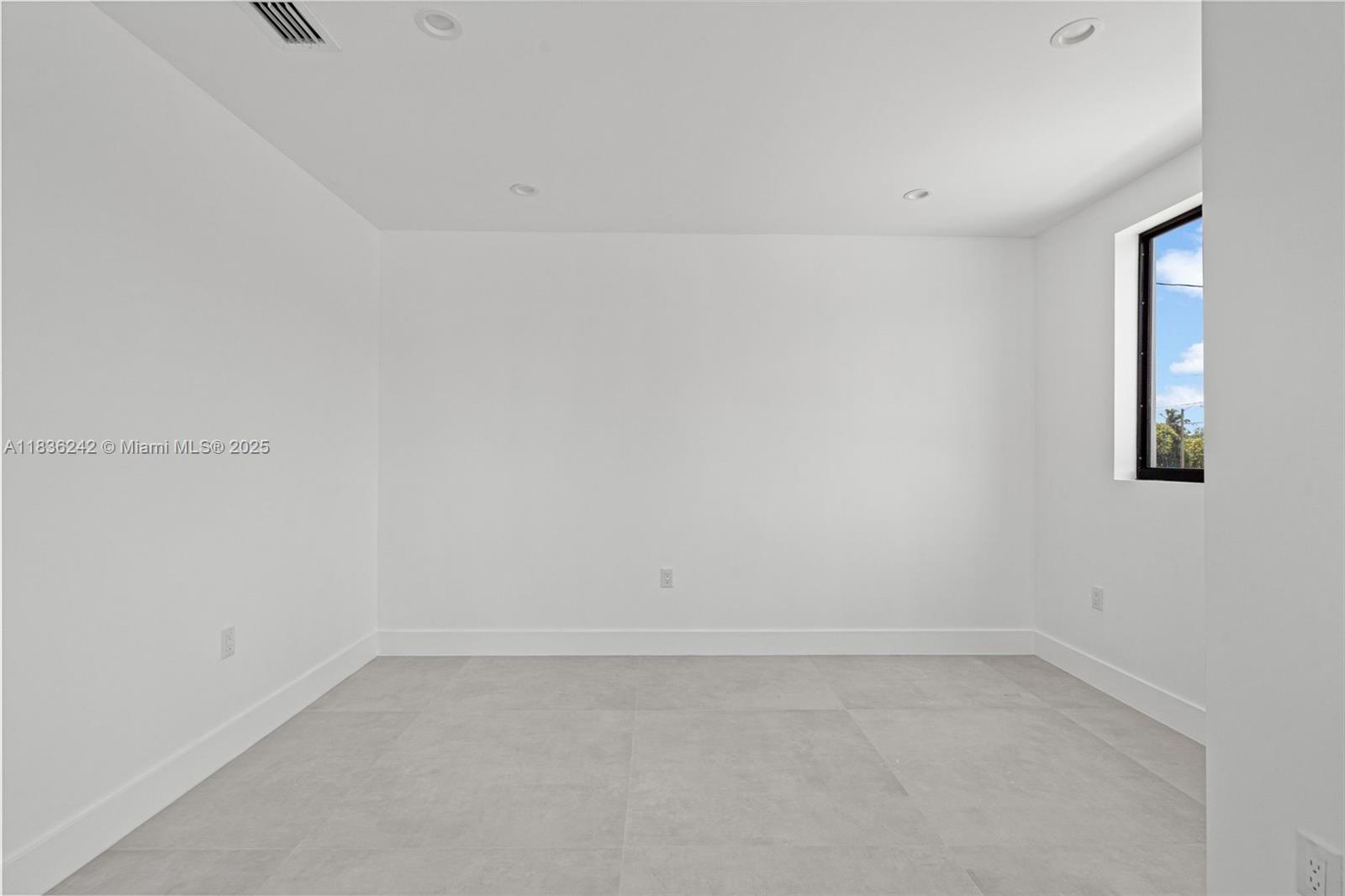See details / 3904 sq. ft. $ 2025-08-03 0 Photo