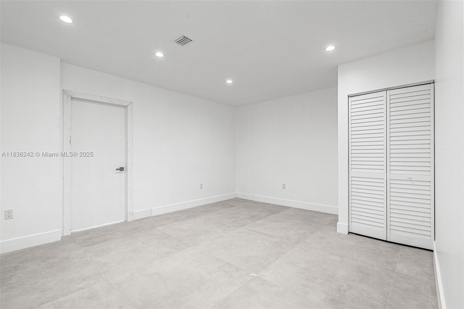 See details / 3904 sq. ft. $ 2025-08-03 0 Photo