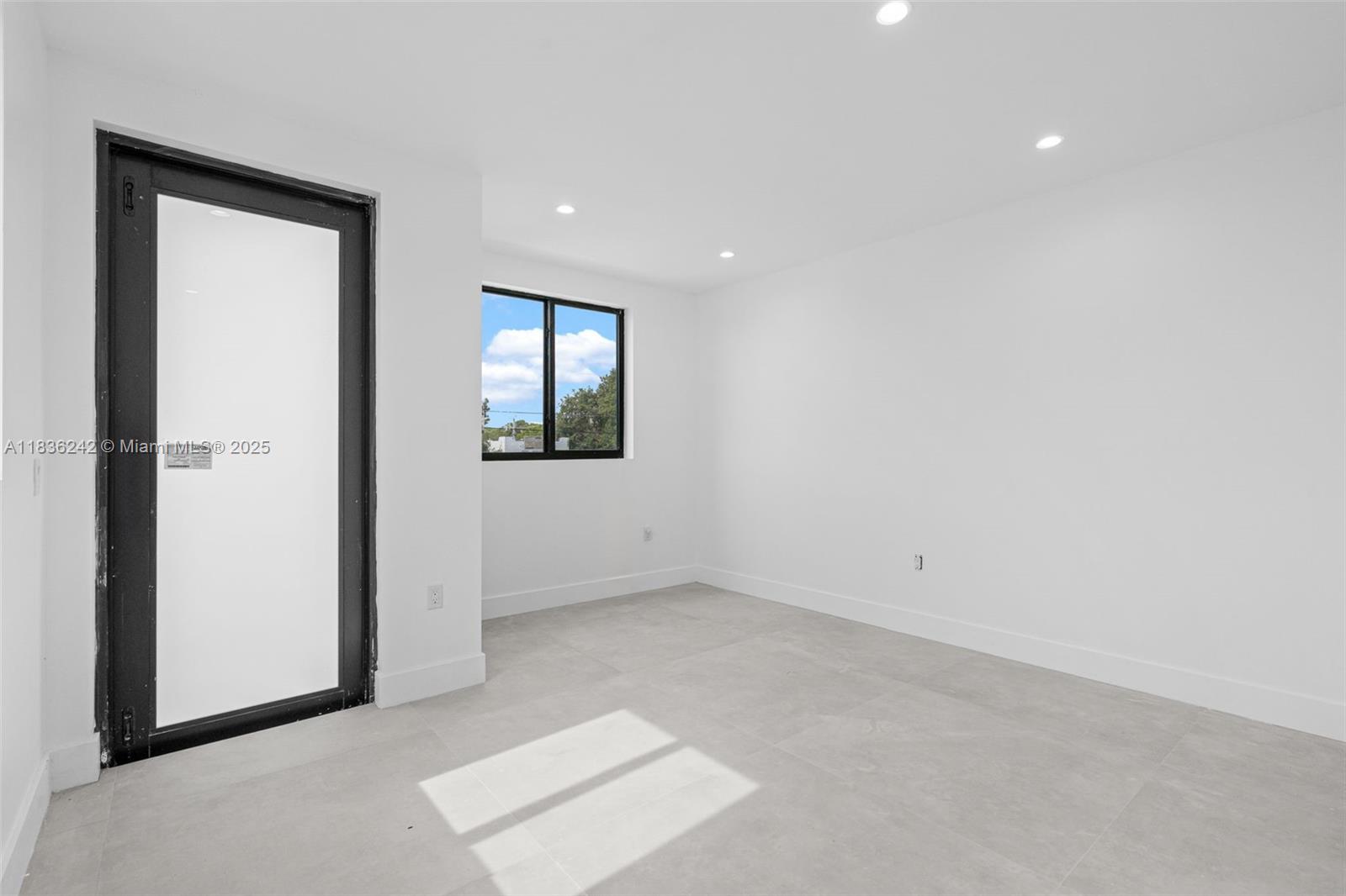 See details / 3904 sq. ft. $ 2025-08-03 0 Photo