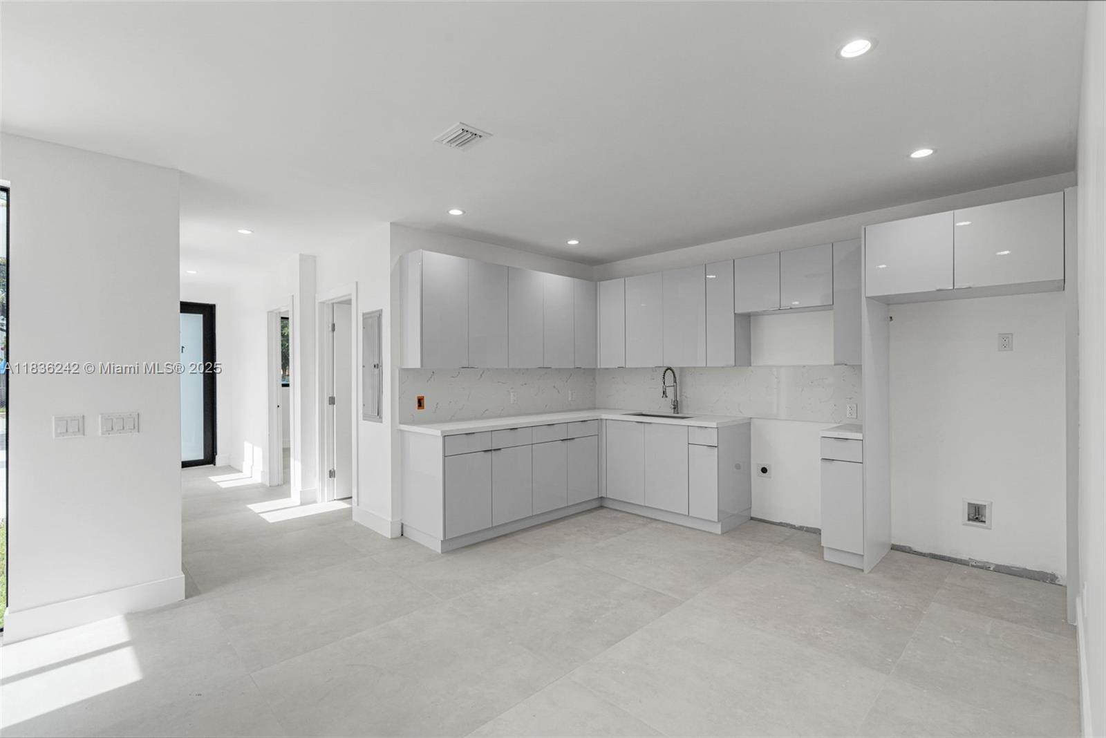 See details / 3904 sq. ft. $ 2025-08-03 0 Photo