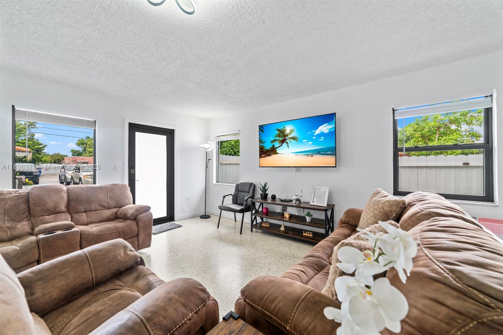 See details / 2920 sq. ft. $ 2025-07-08 0 Photo