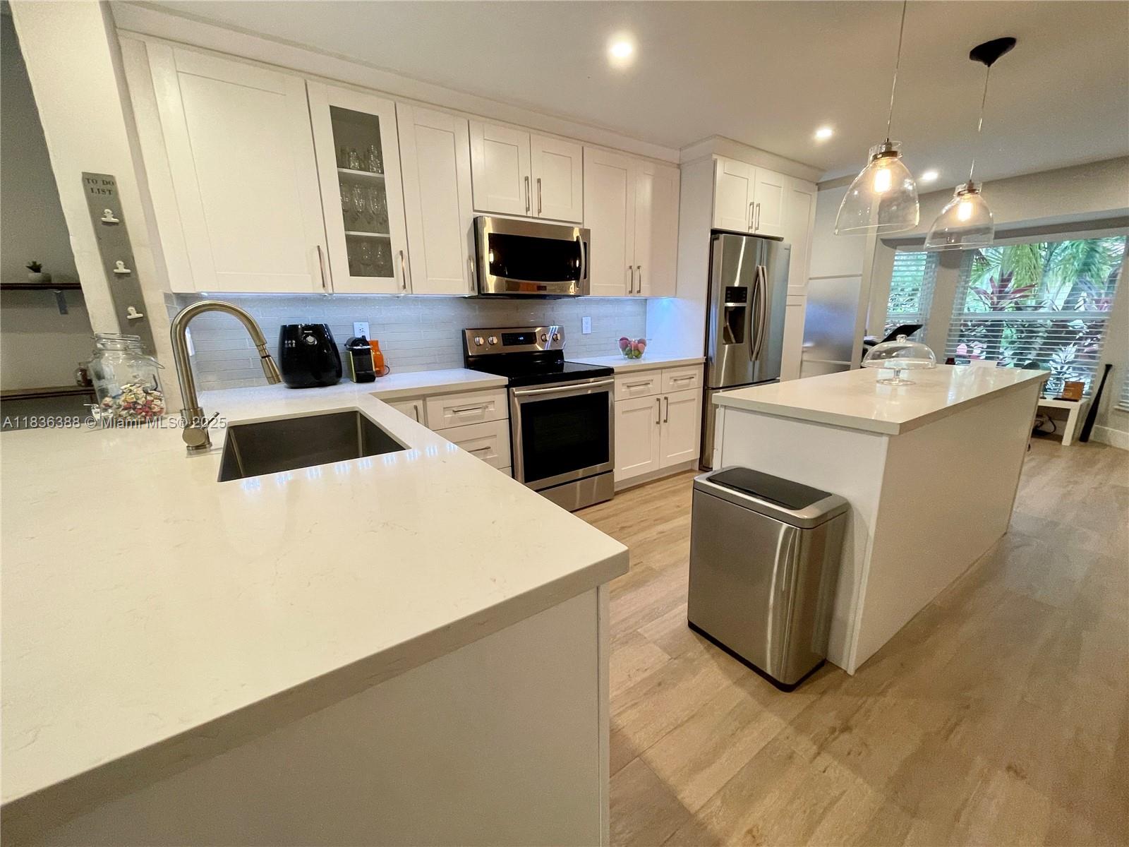 Photo of 1125 Papaya St  (1125), Hollywood, Florida, 33019 - Shaker style cabinets with soft closing
