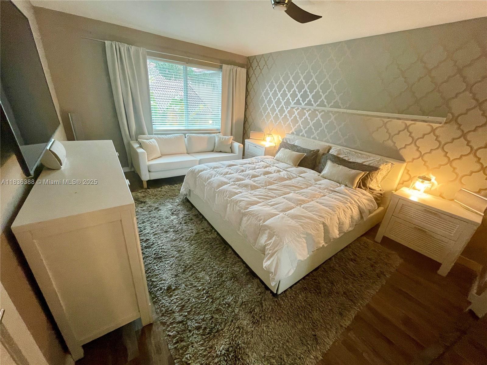 Photo of 1125 Papaya St  (1125), Hollywood, Florida, 33019 - Vaulted ceilings and an elegant wall paper