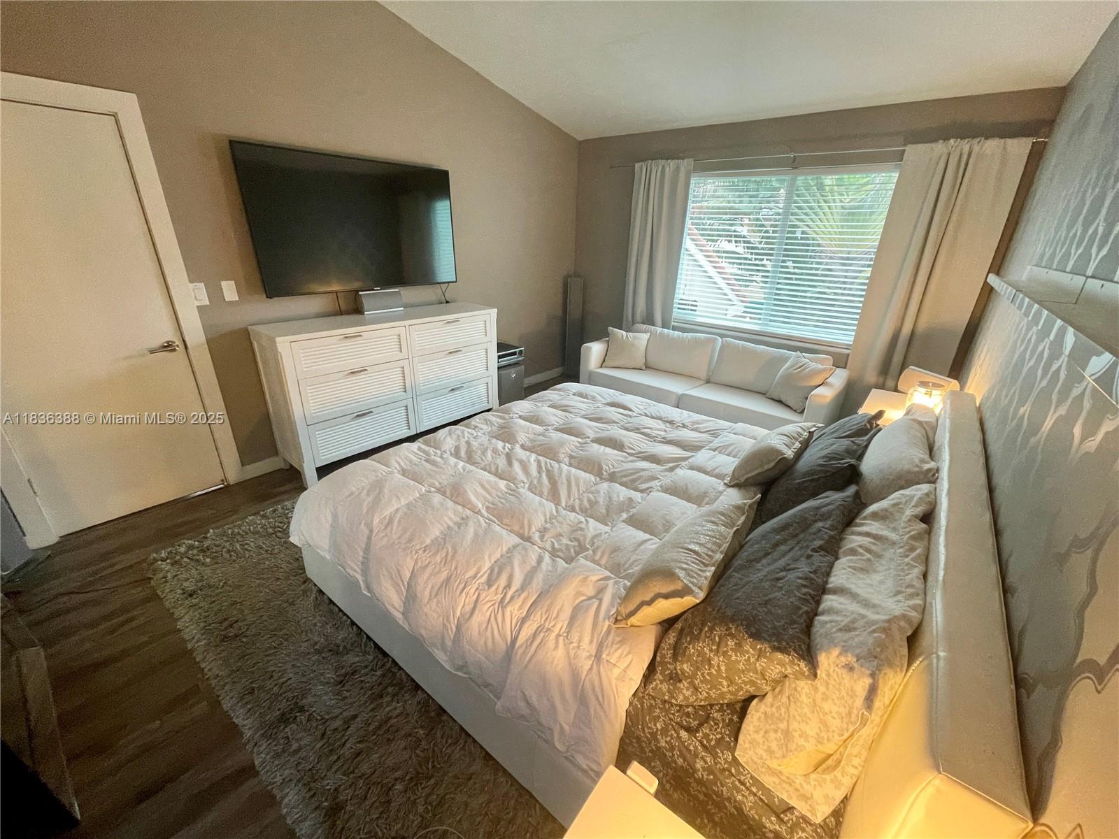 Photo of 1125 Papaya St  (1125), Hollywood, Florida, 33019 - Vaulted ceilings and an elegant wall paper