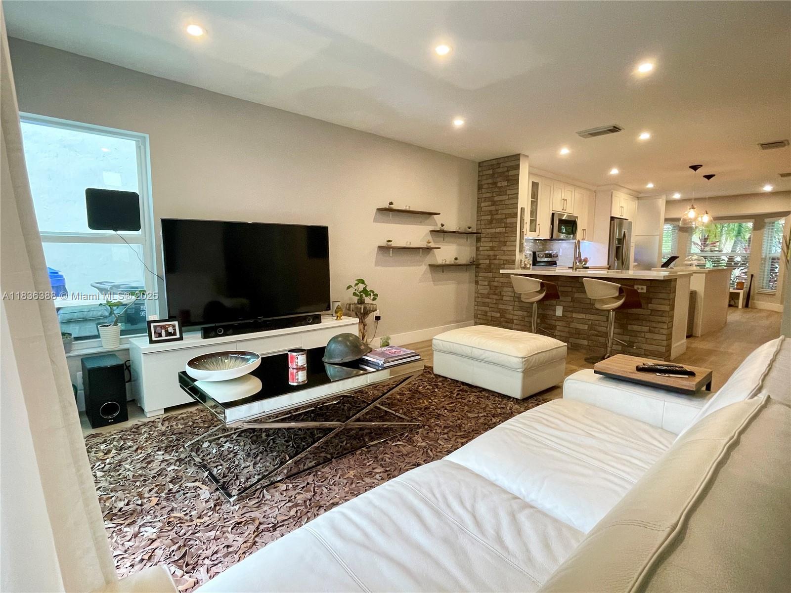 Photo of 1125 Papaya St  (1125), Hollywood, Florida, 33019 - 