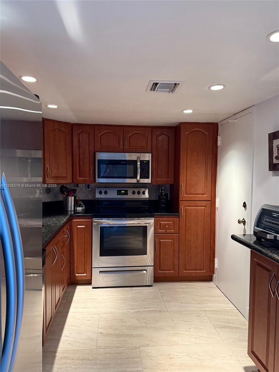 PH-18 1 / 2 762 sq. ft. $ 2025-07-08 0 Photo