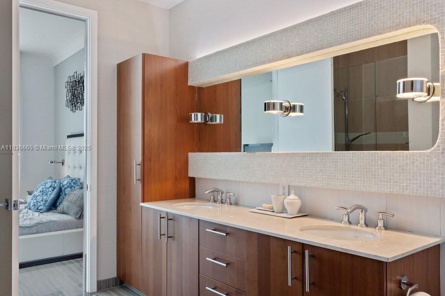 Photo of 1945 Ocean Dr  #2812, Hallandale Beach, Florida, 33009 - Master bathroom