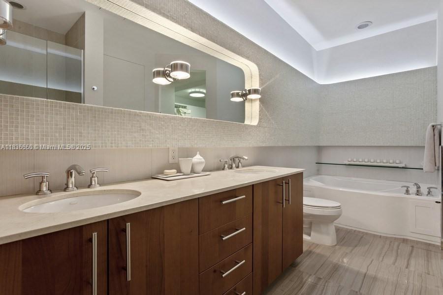 Photo of 1945 Ocean Dr  #2812, Hallandale Beach, Florida, 33009 - Master bathroom