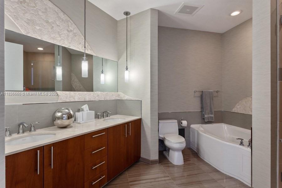 Photo of 1945 Ocean Dr  #2812, Hallandale Beach, Florida, 33009 - 2nd bathroom