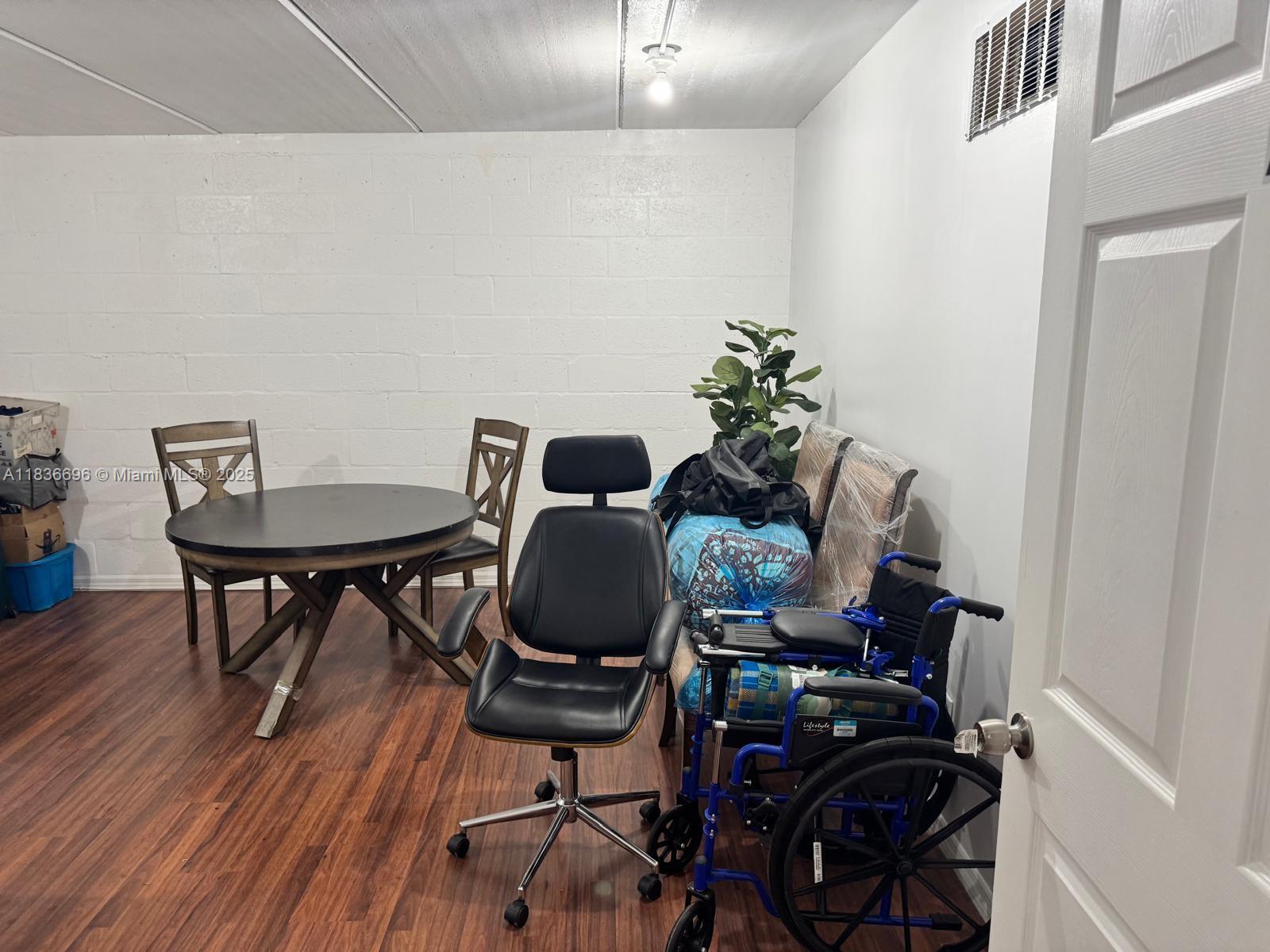 See details 305 / sq. ft. $ 2025-07-08 0 Photo