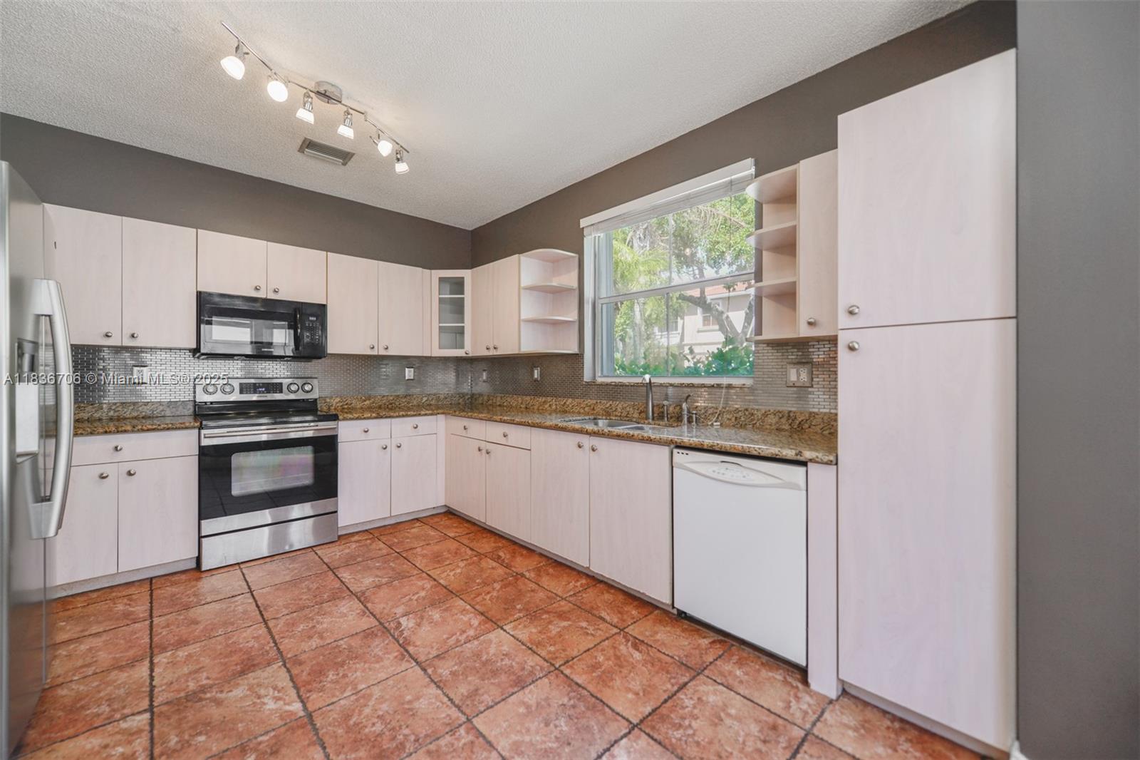 Photo of 1551 Seagrape Way (1551), Hollywood, Florida, 33019 -