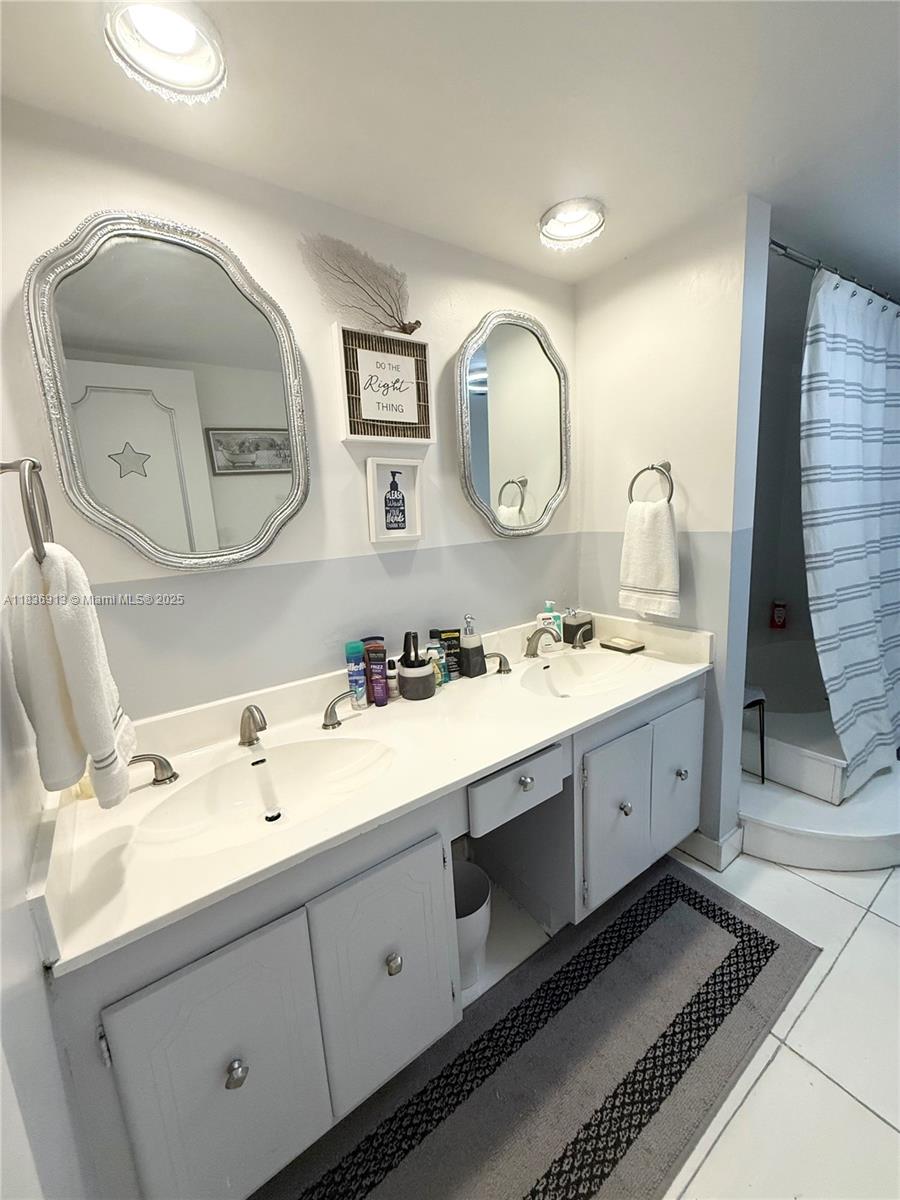 Photo of 1833 OCEAN DR  #1707, Hallandale Beach, Florida, 33009 - 