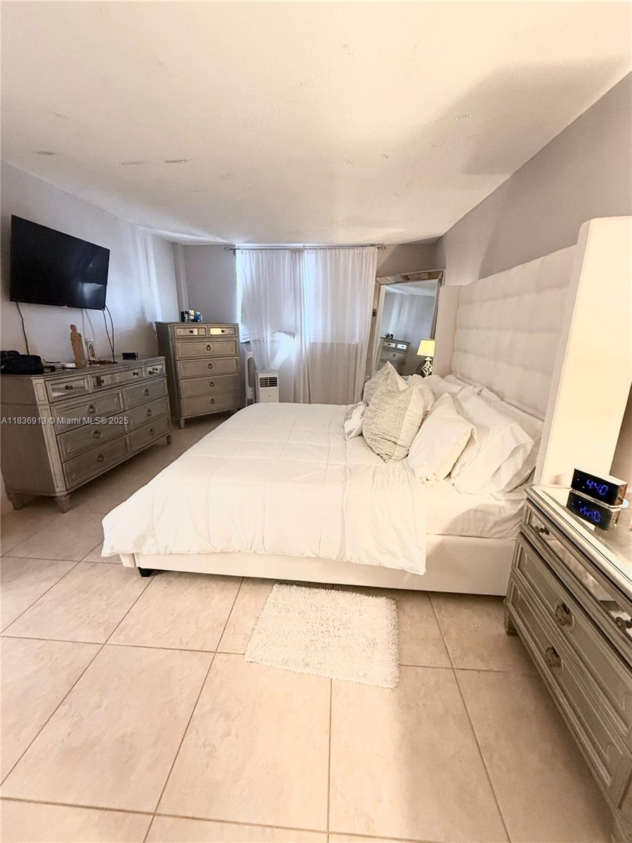 Photo of 1833 OCEAN DR  #1707, Hallandale Beach, Florida, 33009 - 
