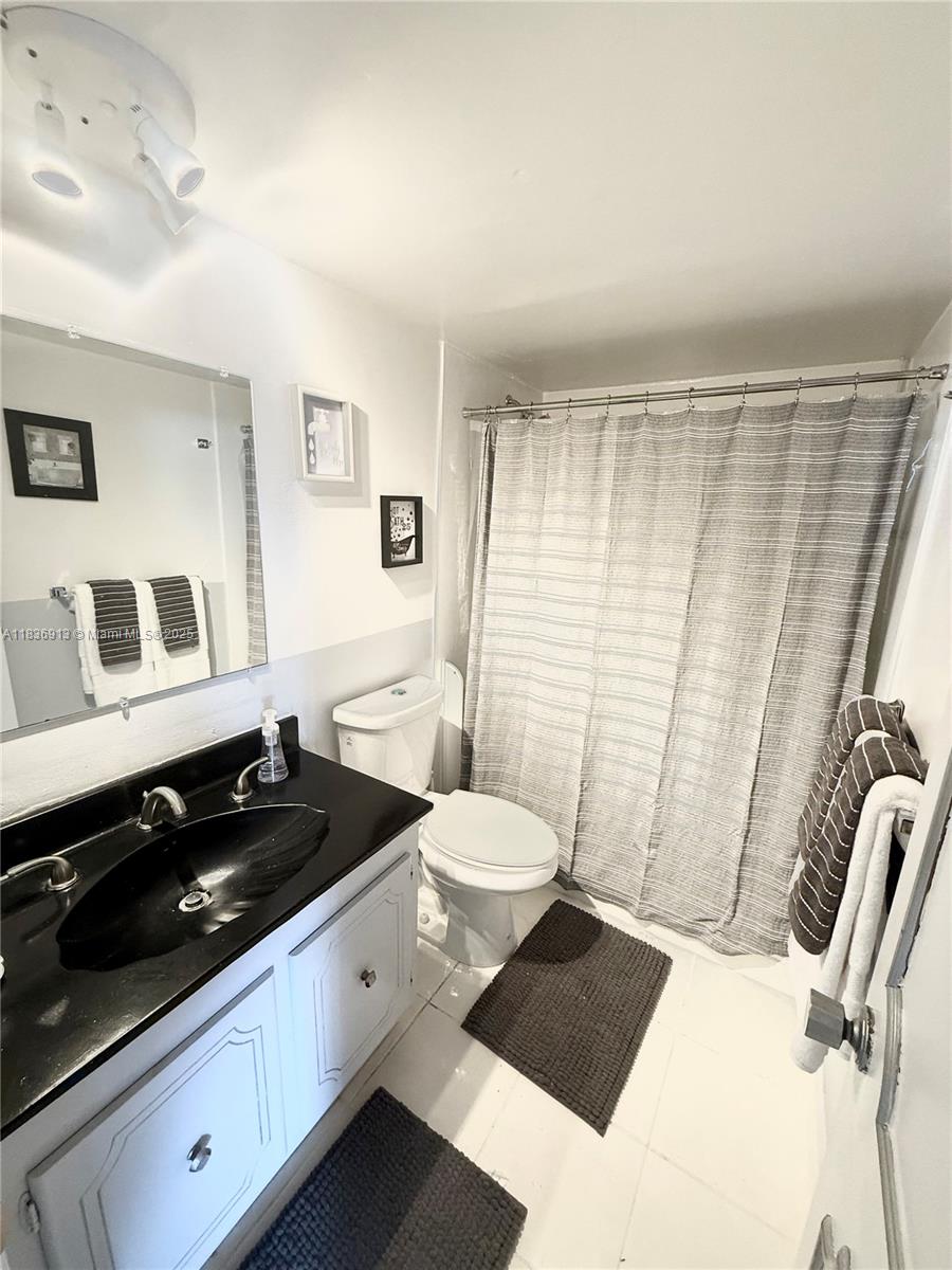 Photo of 1833 OCEAN DR  #1707, Hallandale Beach, Florida, 33009 - 