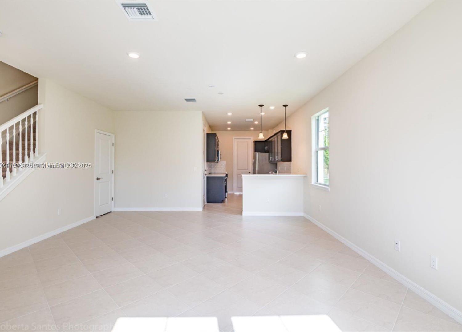 Ver detalles 3932 3 / 3 1673 sq. ft. $ 2025-08-01 0 foto