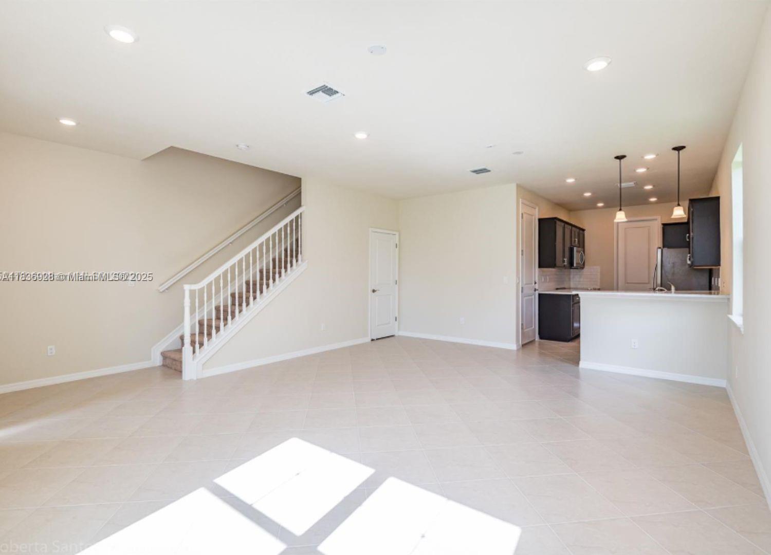 Ver detalles 3932 3 / 3 1673 sq. ft. $ 2025-08-01 0 foto