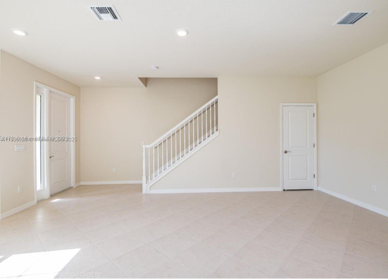Ver detalles 3932 3 / 3 1673 sq. ft. $ 2025-08-01 0 foto