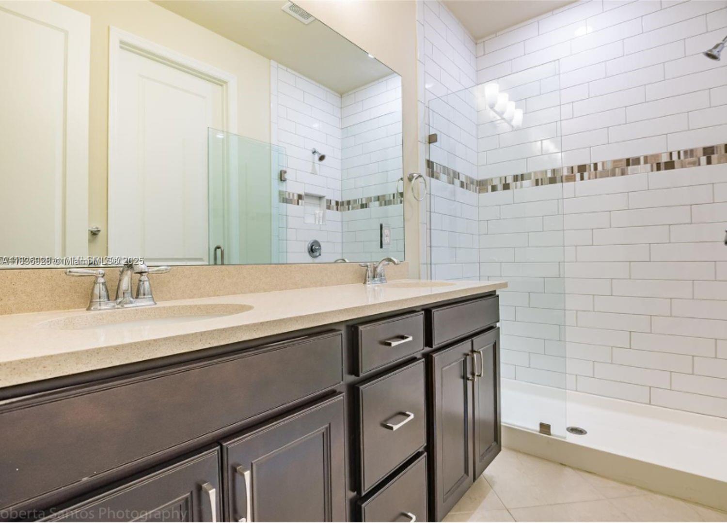 Ver detalles 3932 3 / 3 1673 sq. ft. $ 2025-08-01 0 foto