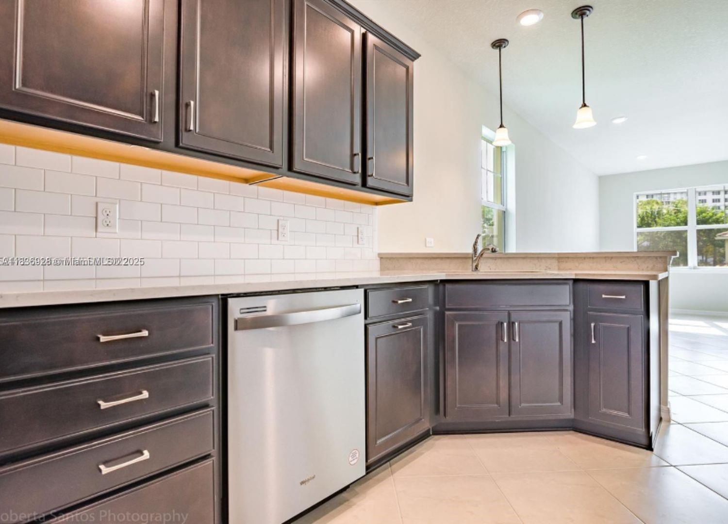 Ver detalles 3932 3 / 3 1673 sq. ft. $ 2025-08-01 0 foto