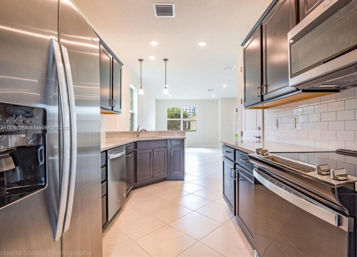 Ver detalles 3932 3 / 3 1673 sq. ft. $ 2025-08-01 0 foto