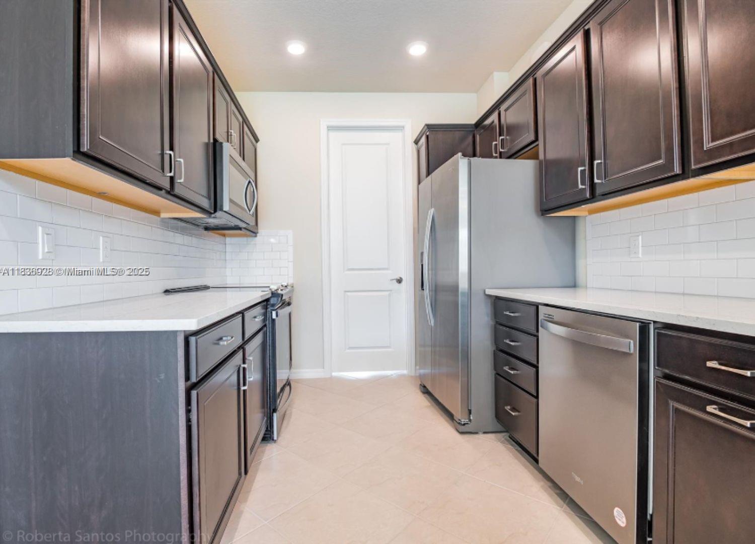 Ver detalles 3932 3 / 3 1673 sq. ft. $ 2025-08-01 0 foto
