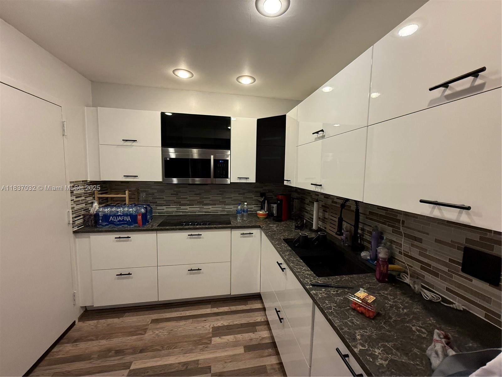 See details 10L 1 / 2 870 sq. ft. $ 2025-07-09 0 Photo