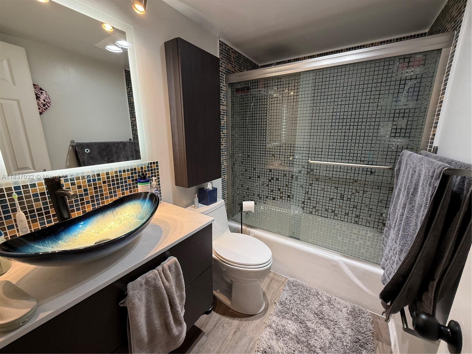 See details 10L 1 / 2 870 sq. ft. $ 2025-07-09 0 Photo