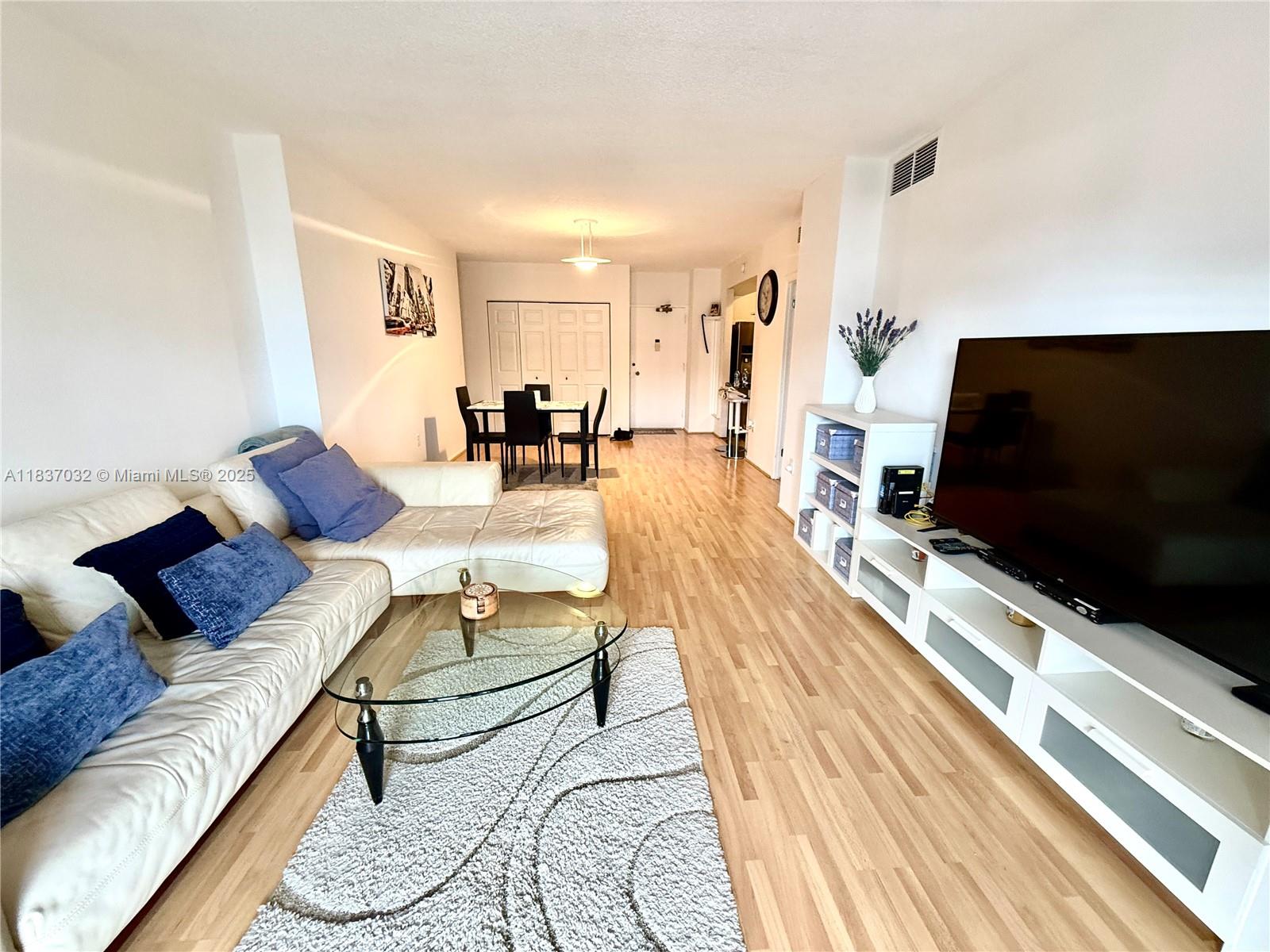 See details 10L 1 / 2 870 sq. ft. $ 2025-07-09 0 Photo