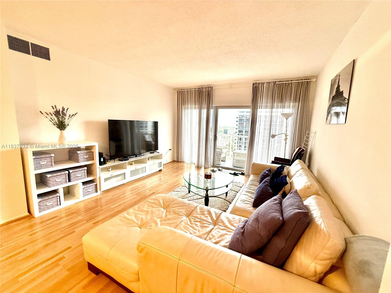 See details 10L 1 / 2 870 sq. ft. $ 2025-07-09 0 Photo
