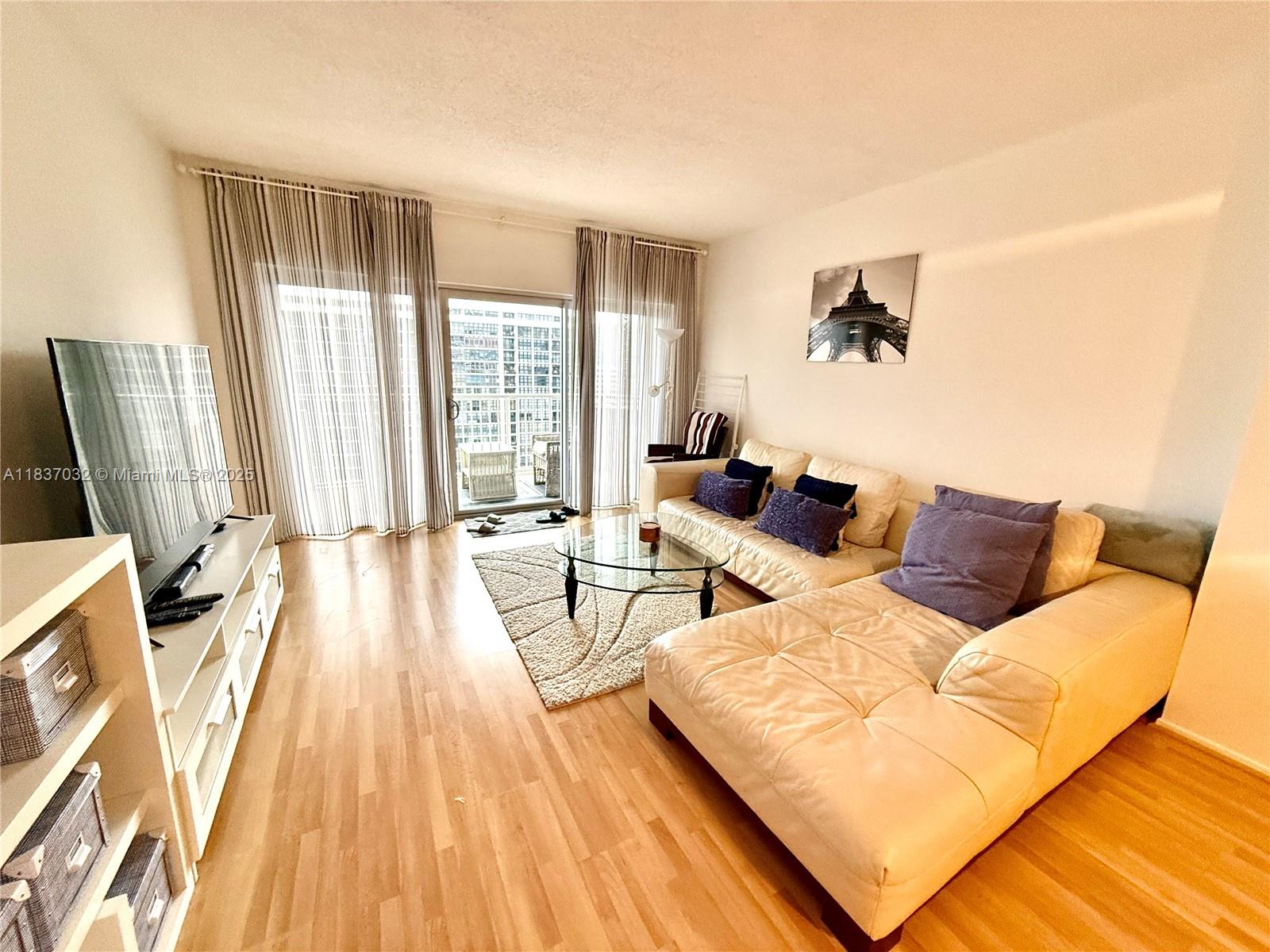 See details 10L 1 / 2 870 sq. ft. $ 2025-07-09 0 Photo