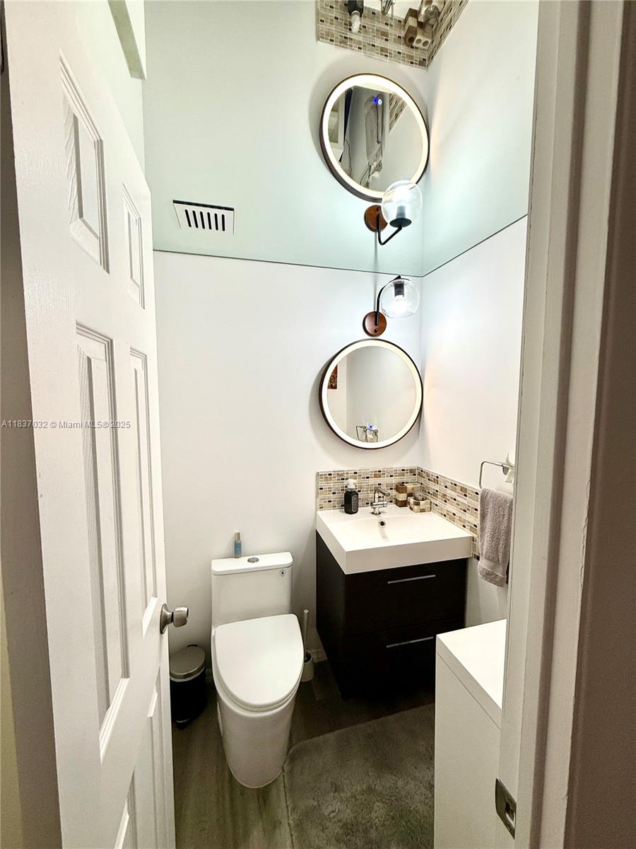 See details 10L 1 / 2 870 sq. ft. $ 2025-07-09 0 Photo