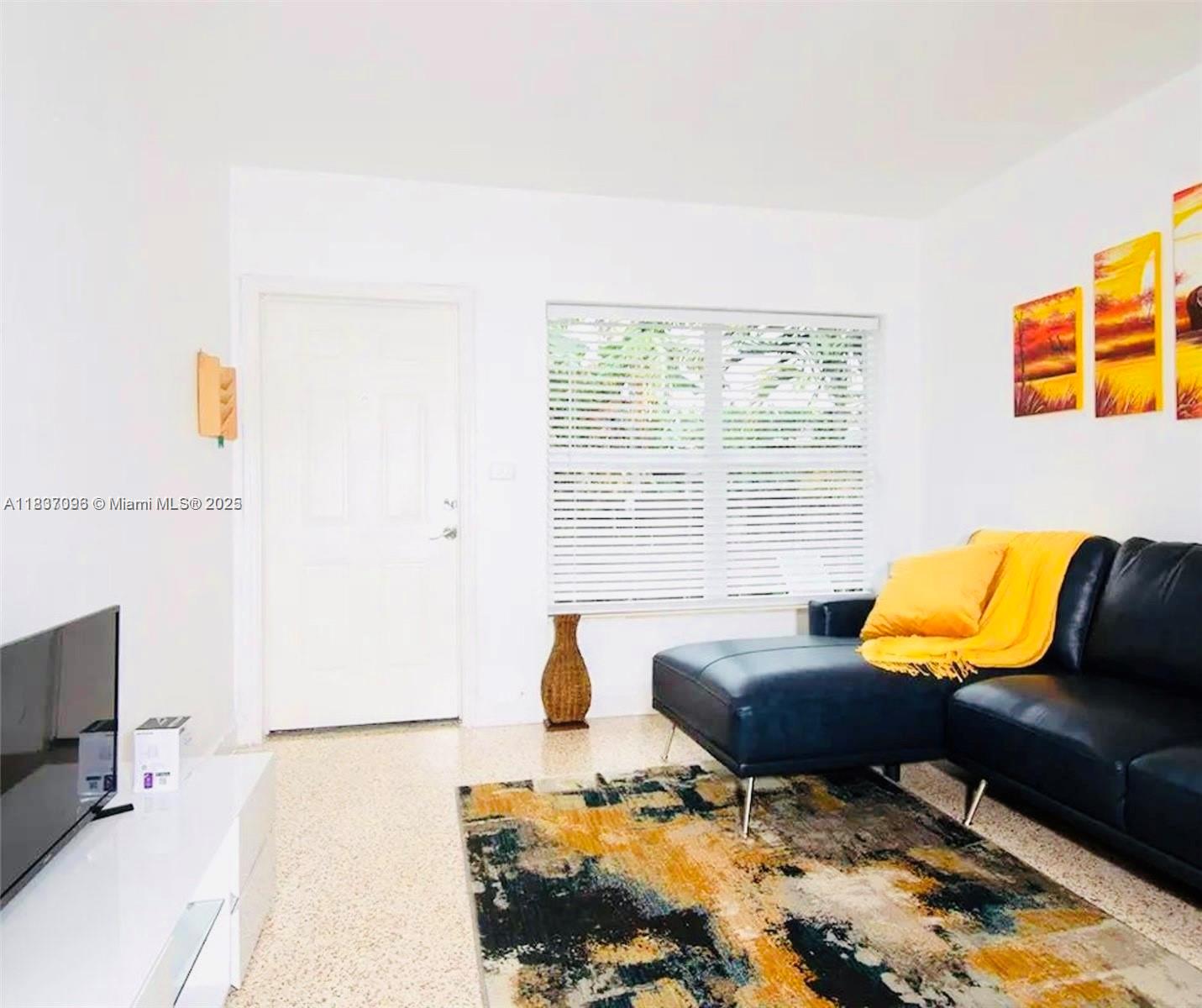 See details / 1950 sq. ft. $ 2025-07-09 0 Photo