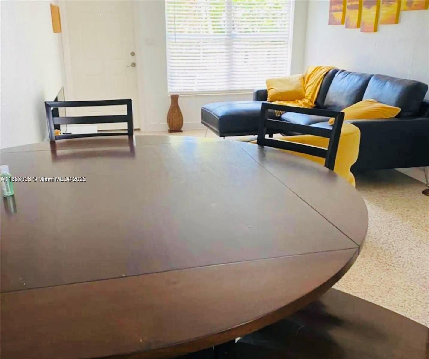 See details / 1950 sq. ft. $ 2025-07-09 0 Photo