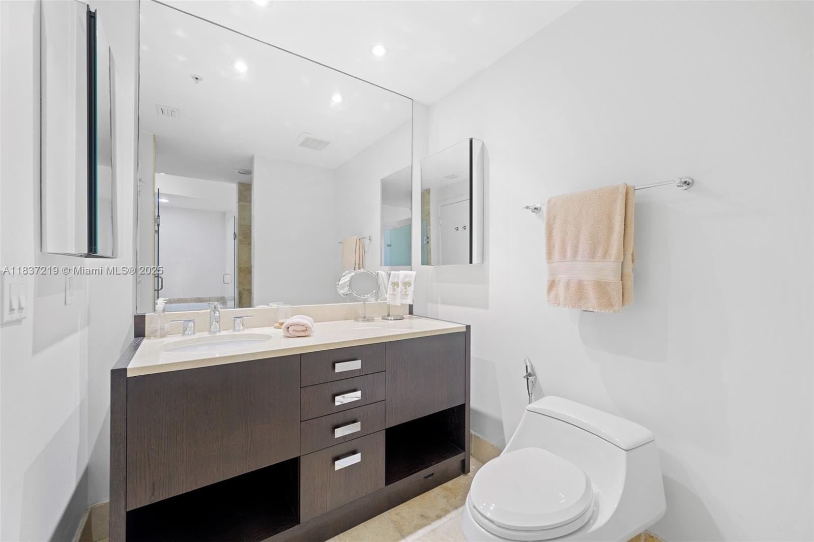 See details 1006 3 / 4 2137 sq. ft. $ 2025-07-09 0 Photo