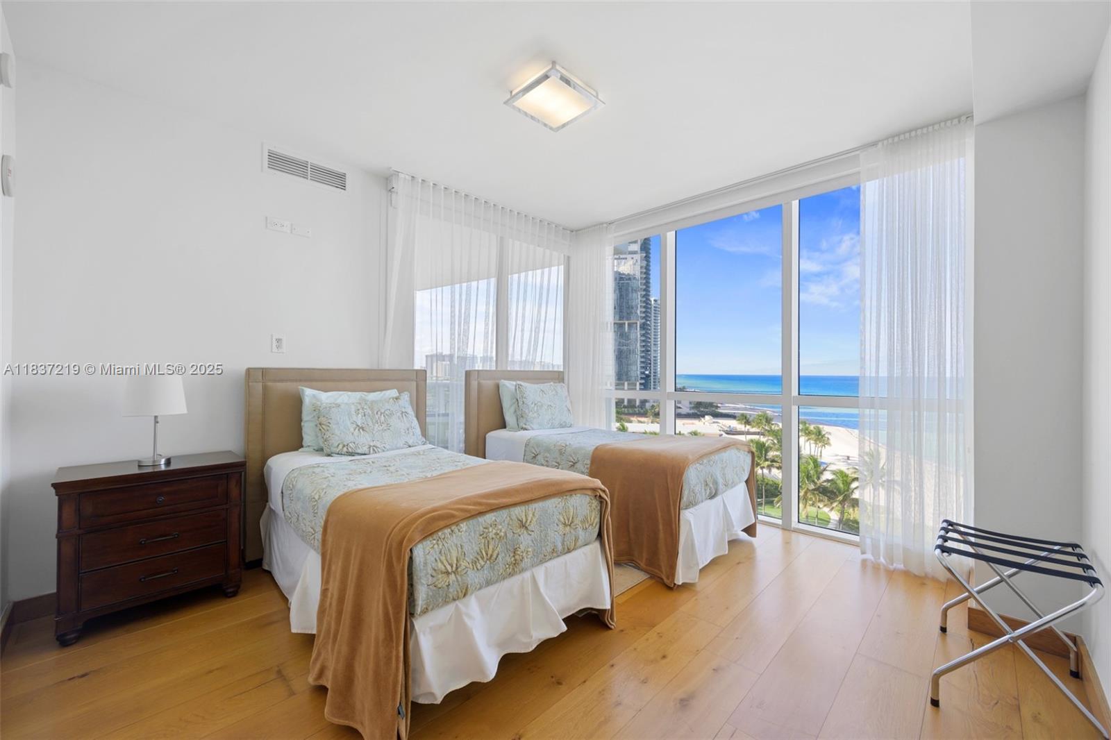 See details 1006 3 / 4 2137 sq. ft. $ 2025-07-09 0 Photo
