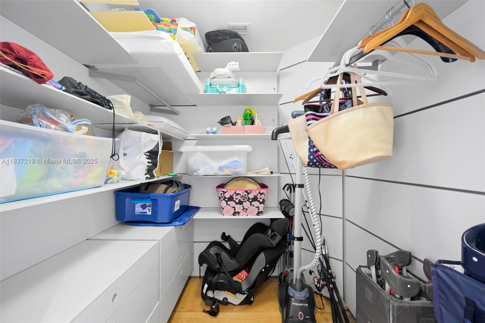 See details 1006 3 / 4 2137 sq. ft. $ 2025-07-09 0 Photo