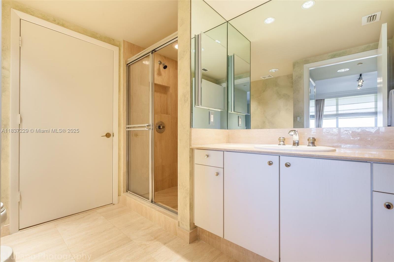 See details 2504 3 / 3 2690 sq. ft. $ 2025-07-09 0 Photo