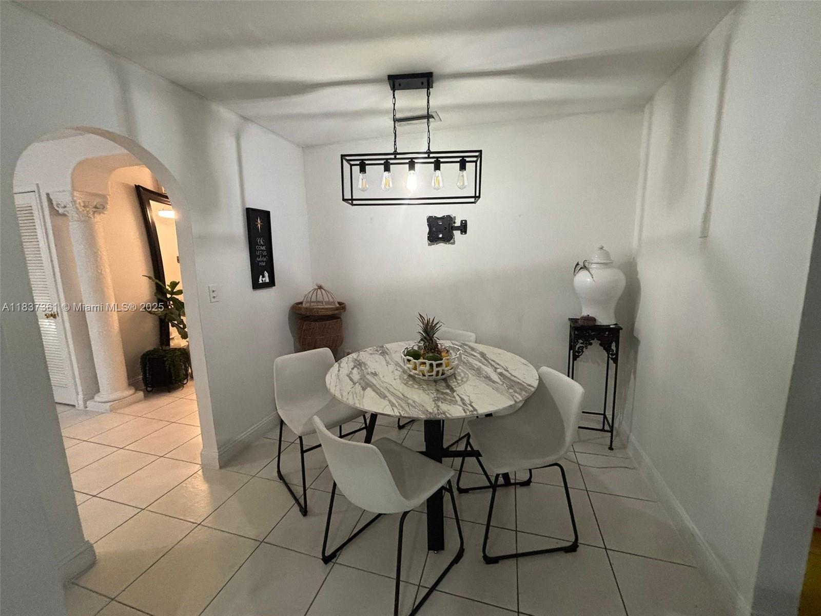 Ver detalles 14351 4 / 2 2495 sq. ft. $ 2025-07-23 0 foto