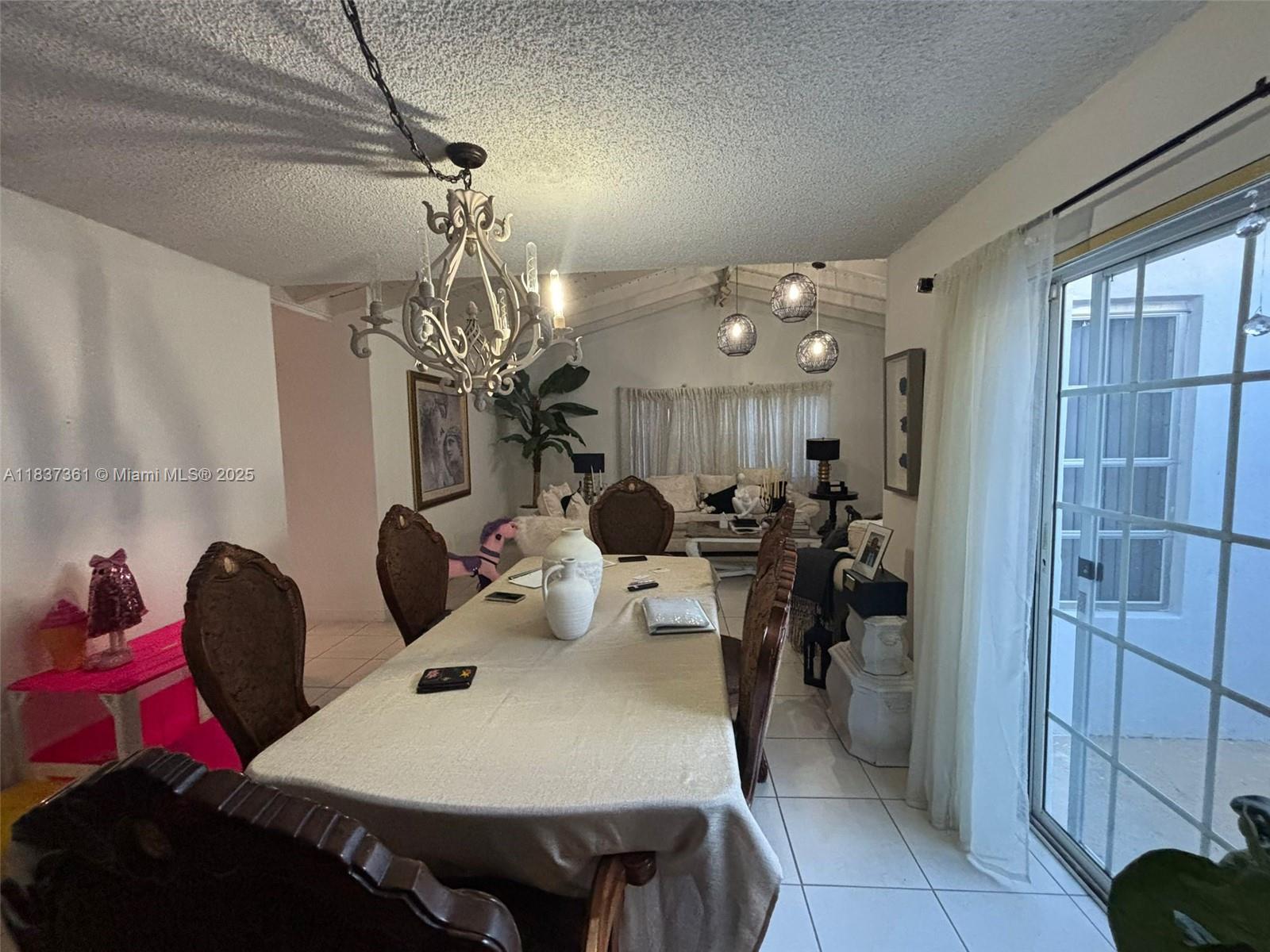 Ver detalles 14351 4 / 2 2495 sq. ft. $ 2025-07-23 0 foto