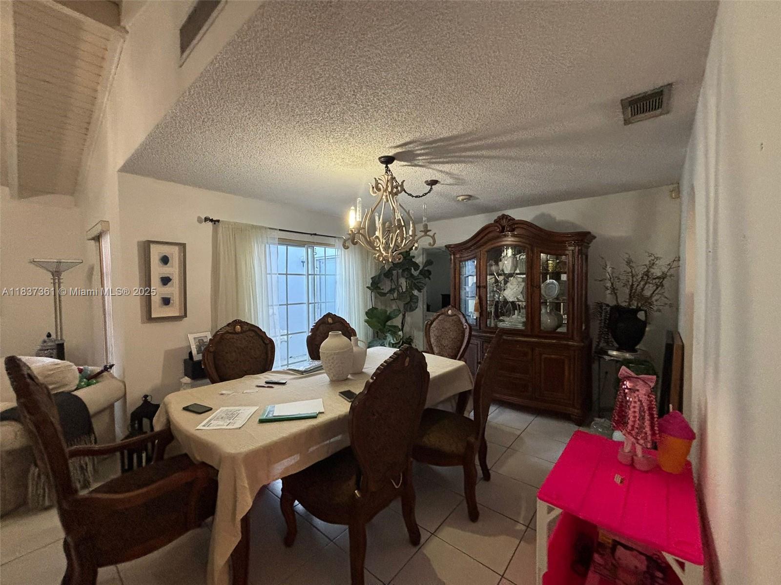 Ver detalles 14351 4 / 2 2495 sq. ft. $ 2025-07-23 0 foto