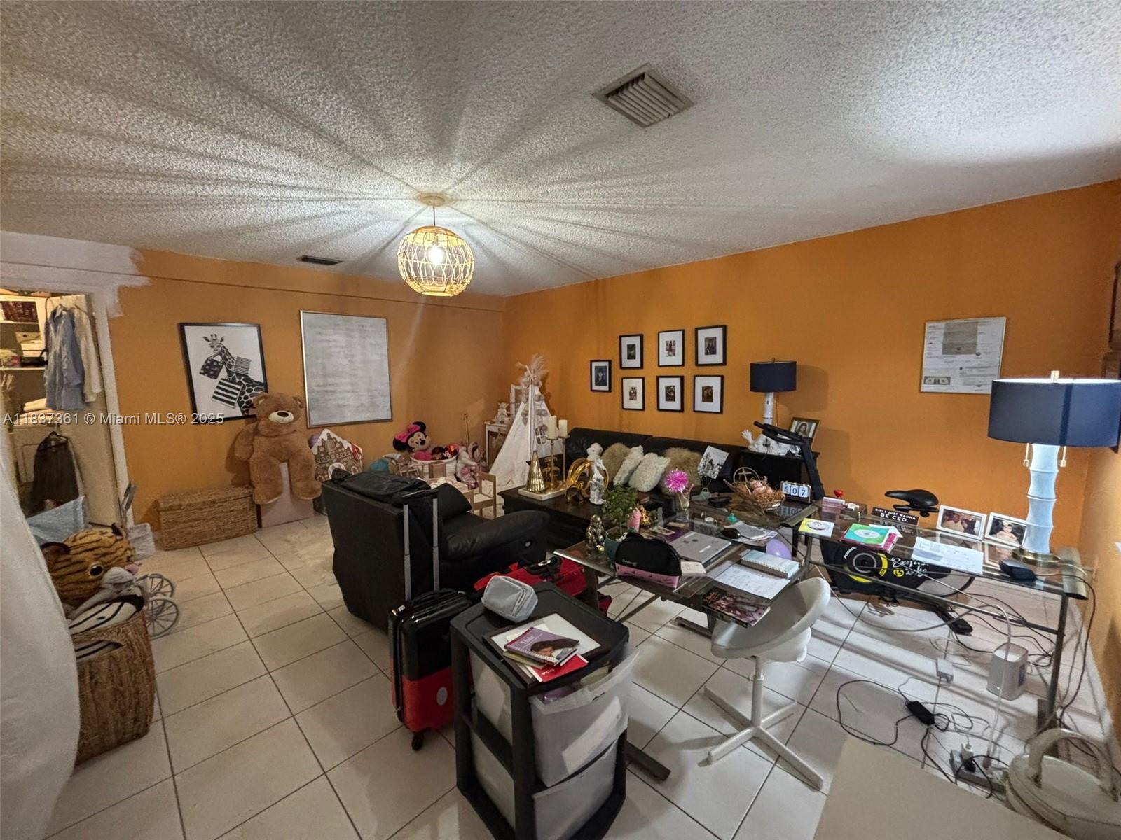 Ver detalles 14351 4 / 2 2495 sq. ft. $ 2025-07-23 0 foto