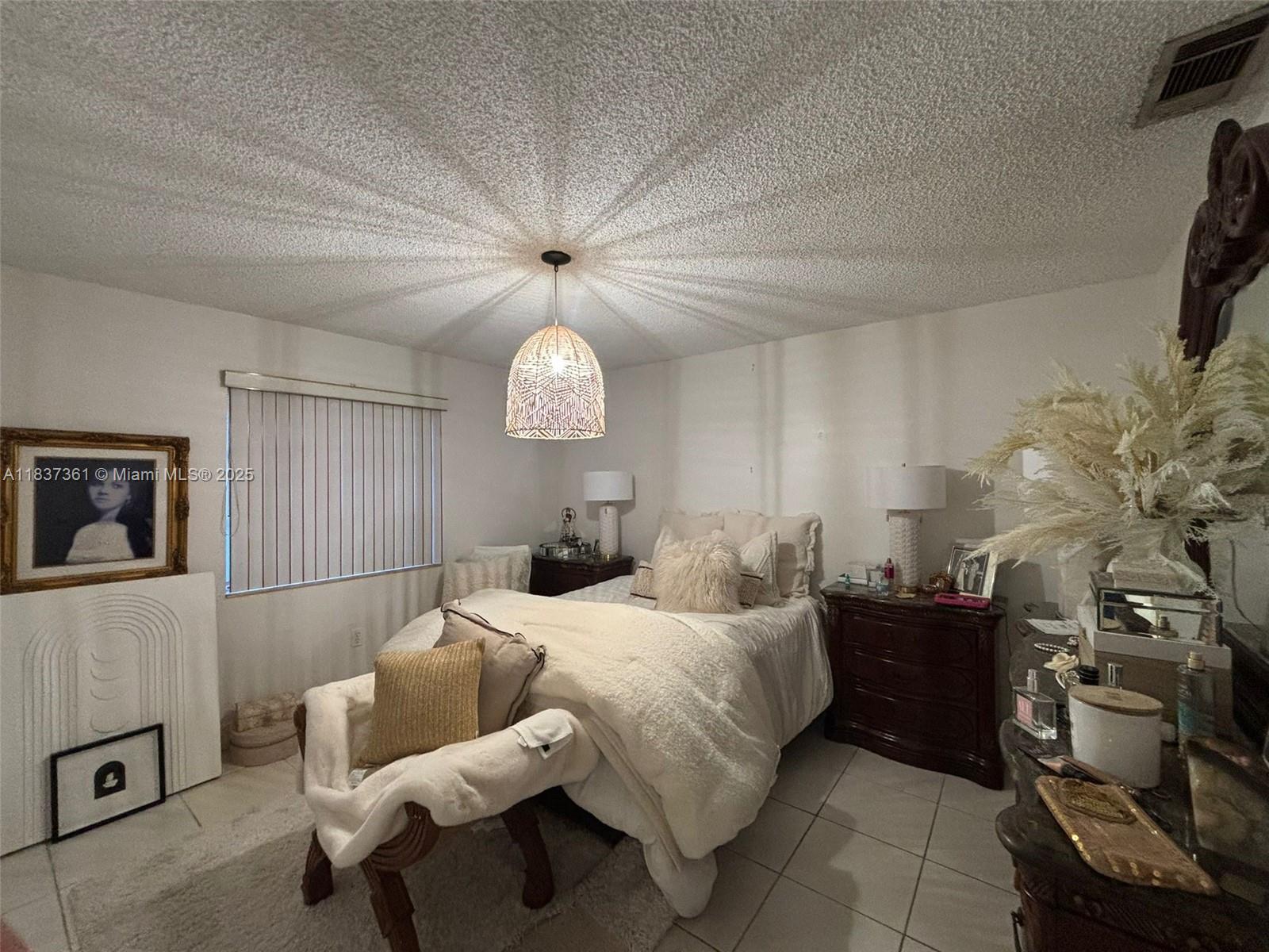 Ver detalles 14351 4 / 2 2495 sq. ft. $ 2025-07-23 0 foto