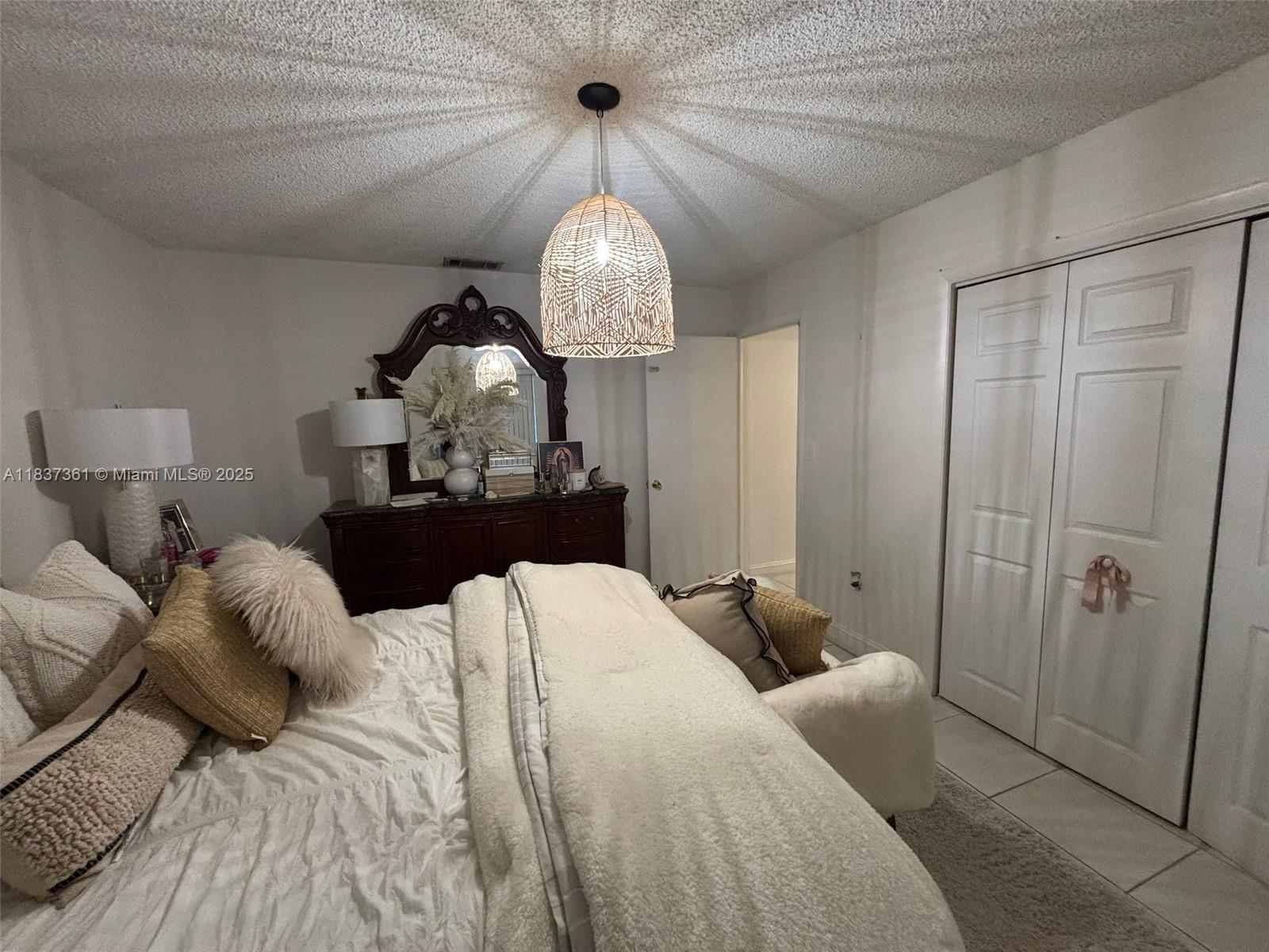 Ver detalles 14351 4 / 2 2495 sq. ft. $ 2025-07-23 0 foto