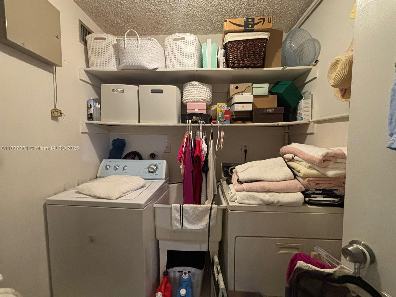 Ver detalles 14351 4 / 2 2495 sq. ft. $ 2025-07-23 0 foto