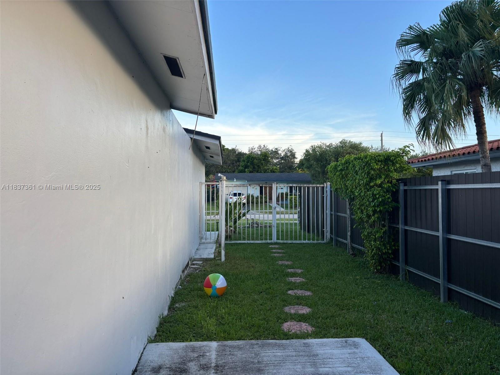 Ver detalles 14351 4 / 2 2495 sq. ft. $ 2025-07-23 0 foto