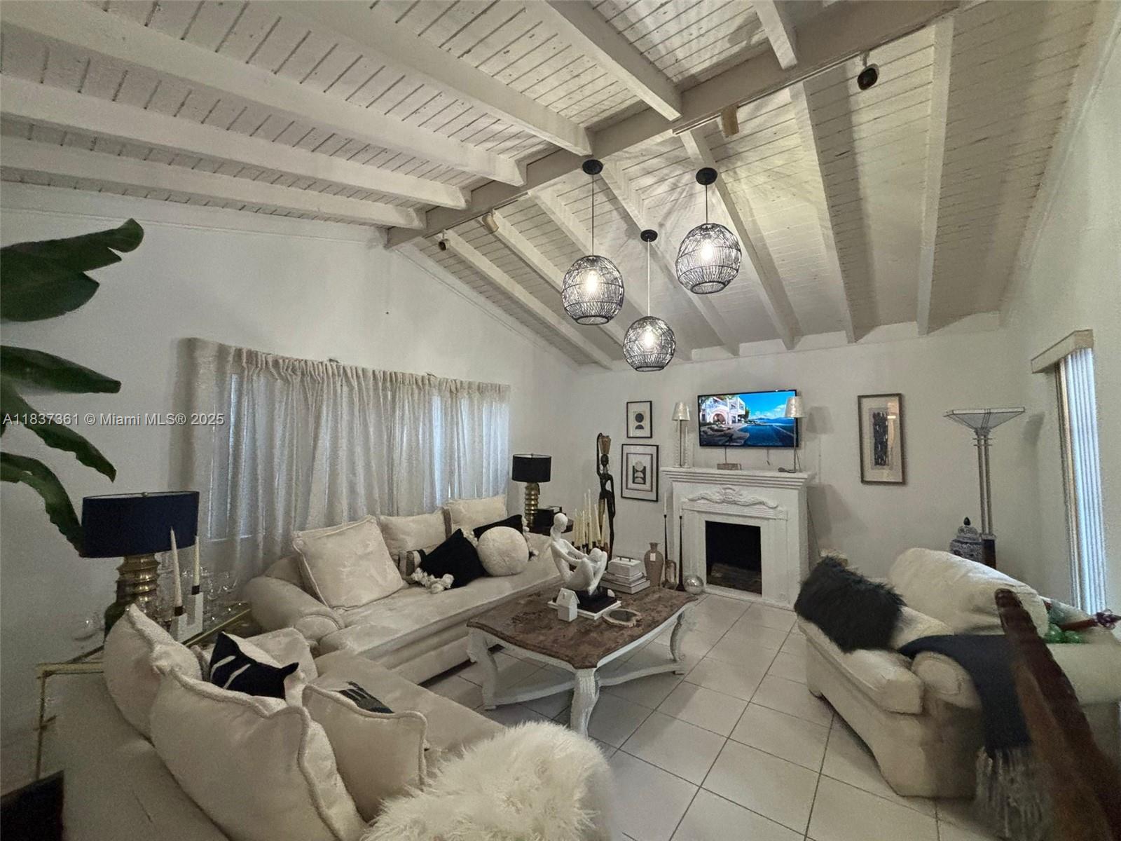 Ver detalles 14351 4 / 2 2495 sq. ft. $ 2025-07-23 0 foto