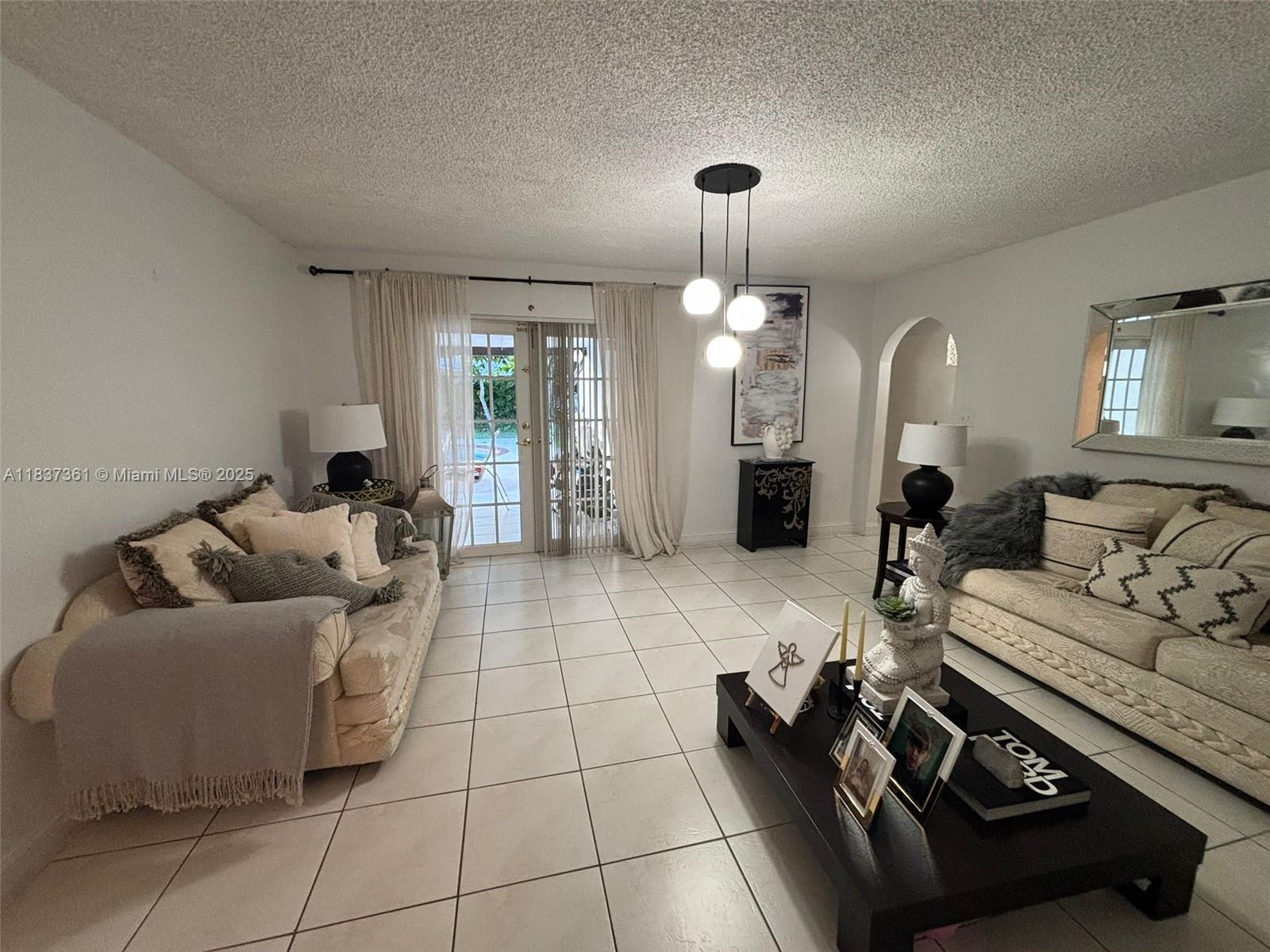 Ver detalles 14351 4 / 2 2495 sq. ft. $ 2025-07-23 0 foto