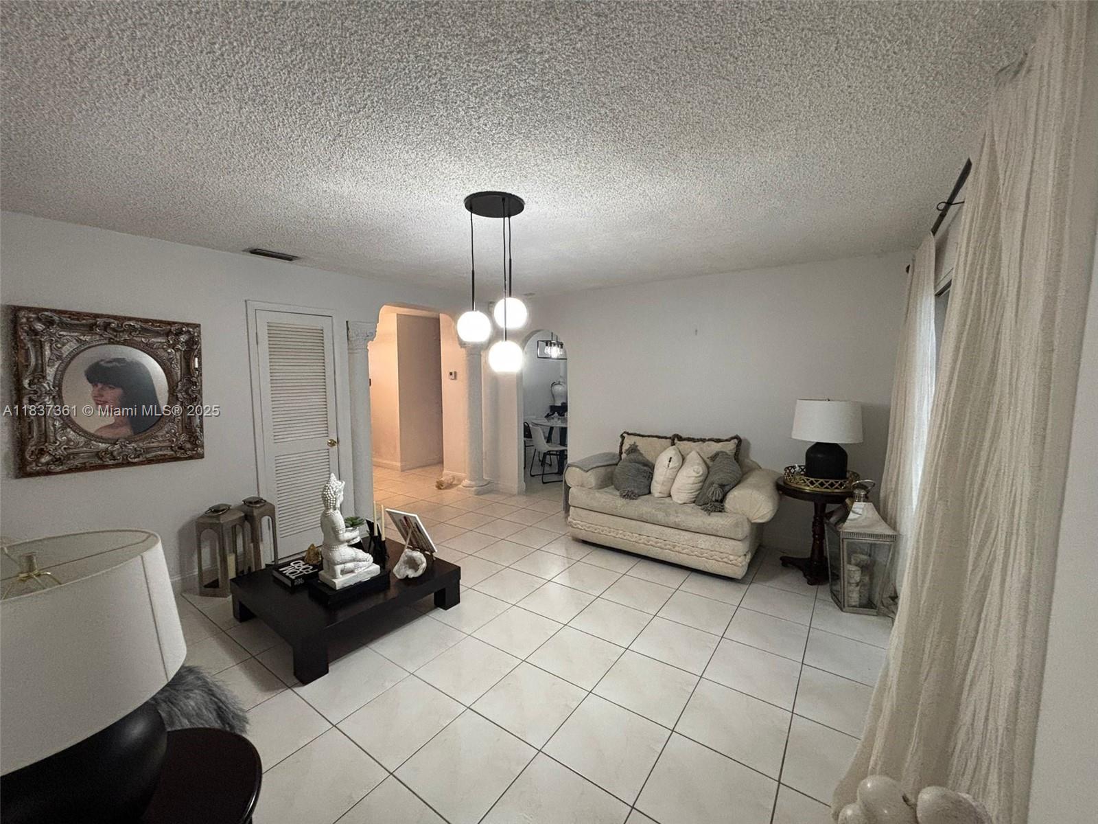 Ver detalles 14351 4 / 2 2495 sq. ft. $ 2025-07-23 0 foto