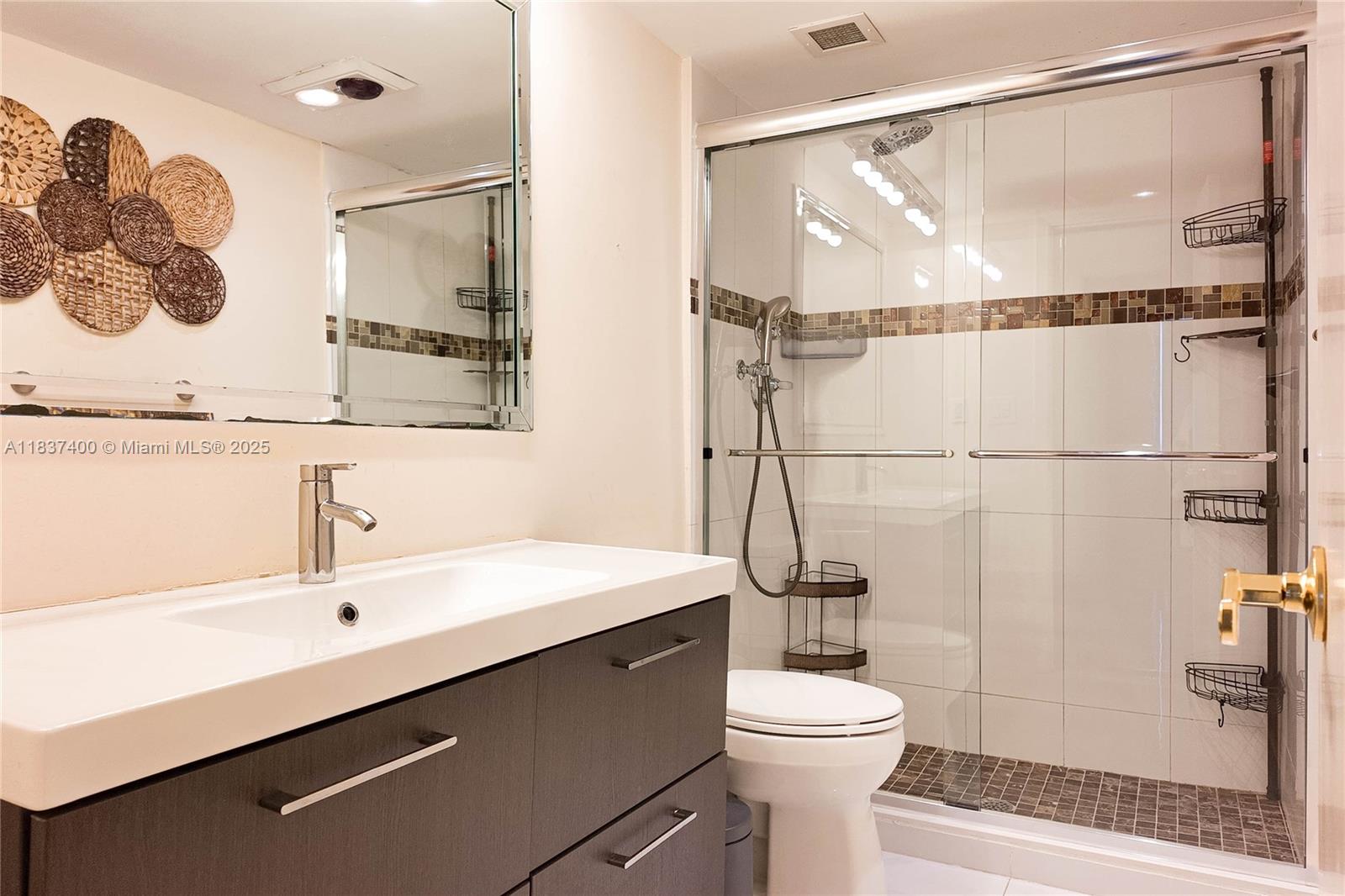 See details 3G 2 / 2 1240 sq. ft. $ 2025-07-09 0 Photo