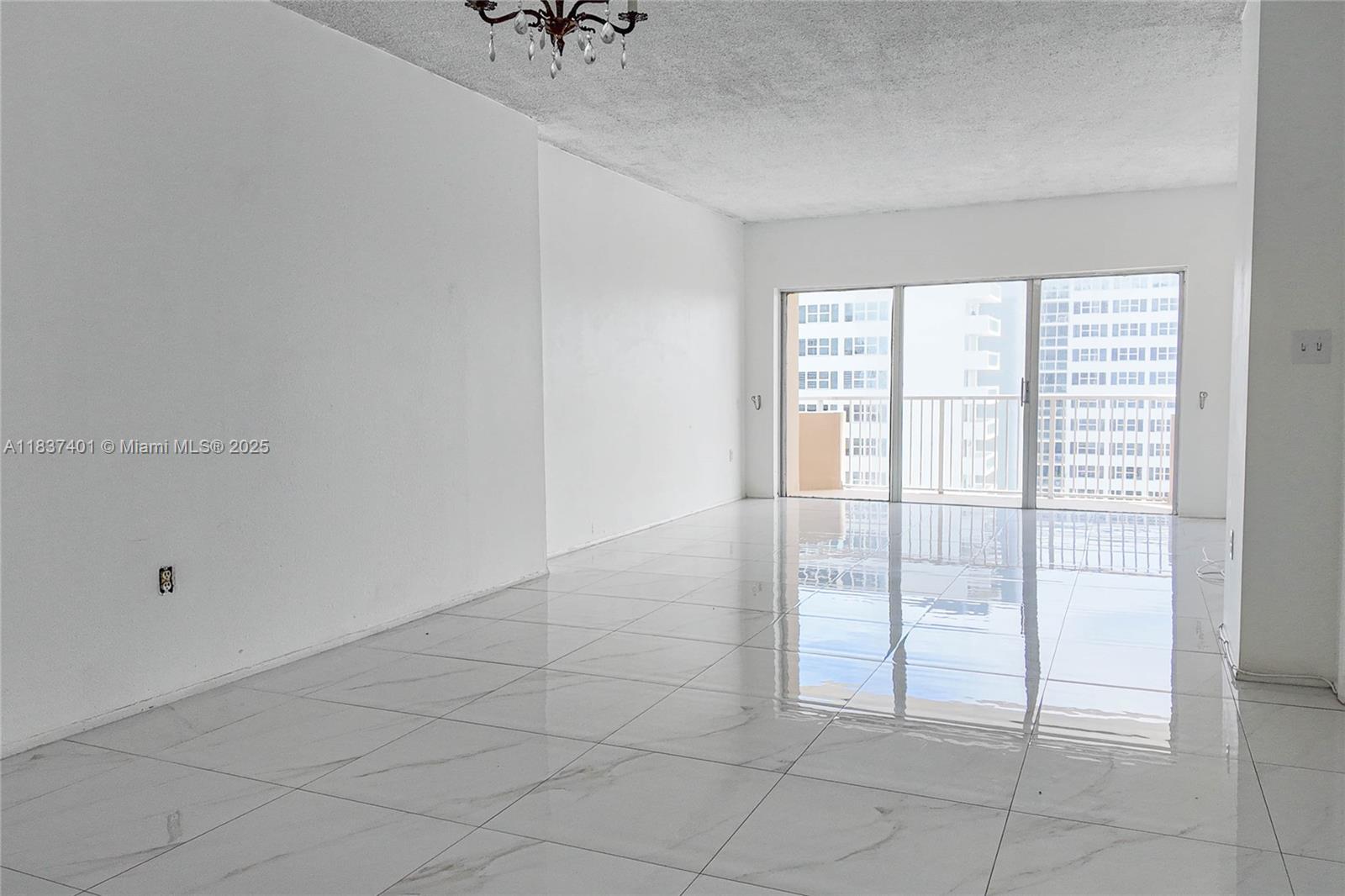 See details 17L 1 / 2 870 sq. ft. $ 2025-07-15 0 Photo